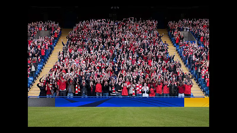 Đám đông đang tham gia sự kiện đông đúc với ánh đèn